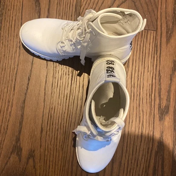 White boots - Picture 2 of 5